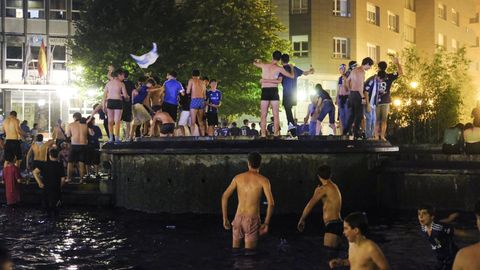 Cientos de aficionados celebran el ascenso del Real Oviedo en la plaza Amrica