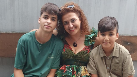 Carmen Antu�a y sus dos hijos