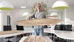 Ettore Burdese, en las instalaciones de Ertha Surfboards en Porto do Molle, en Nigrn. El exsurfista sostiene una tabla fabricada cien por cien en madera, una de las opciones que ya tienen a la venta. Ahora buscan lanzar su proyecto a nivel internacional