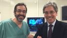 Enrique Domínguez (derecha), jefe del servicio de Digestivo del área sanitara de Santiago; con Julio Iglesias, responsable de la unidad de endoscopias, que este año aspira a conseguir la acreditación de calidad