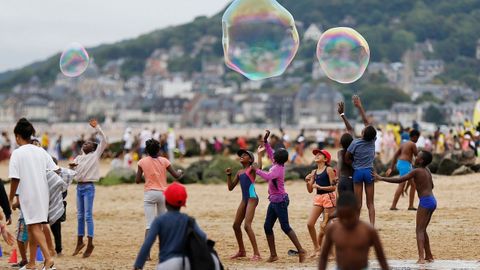 Unos niños juegan en una playa de Francia. 