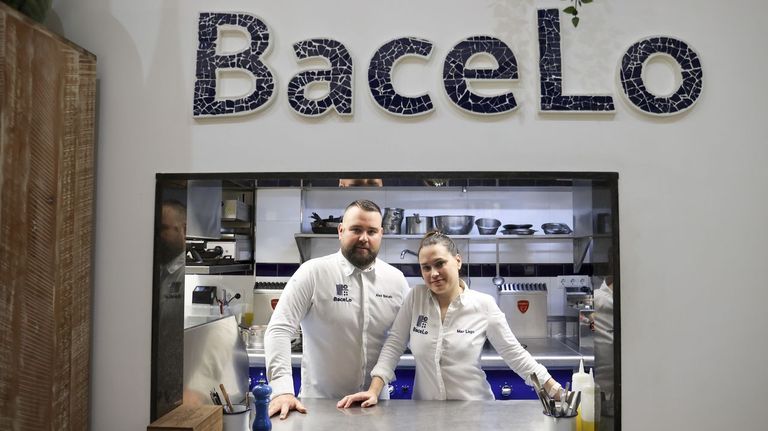 Álex Martínez Bacelo y Mar Lago Fernández, en la cocina de su restaurante