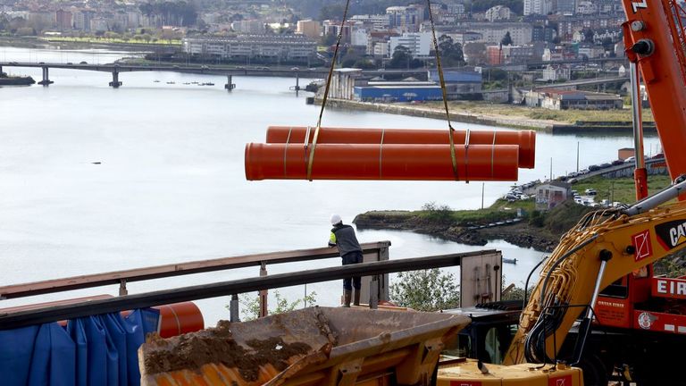 Maquinaria pesada y un robot colgado de una grúa para echar abajo el escaléxtric del Chuac