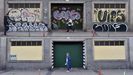 Antes y después. La imagen superior fue realizada en abril del año pasado y se aprecian las pintadas que había desde hace años entre los números 4 y 5 de Primo de Rivera. En la inferior se observa el estado actual del lugar después de la actuación del equipo de limpieza especializado en pintadas.
