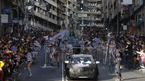 Domingo de carnaval en la ciudad de Ourense. Gran desfile de cerca de tres horas y casi medio centenar de carrozas.