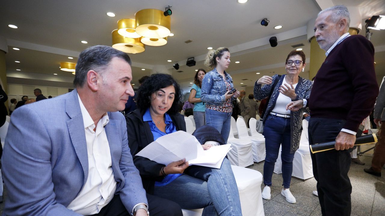 El pleno de Sarria en imgenes.Jos Antonio Garca, a la izquierda, en el congreso local del PP este sbado