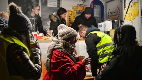 Puesto de reparto de bebidas calientes en la frontera de Ucrania y Polonia 