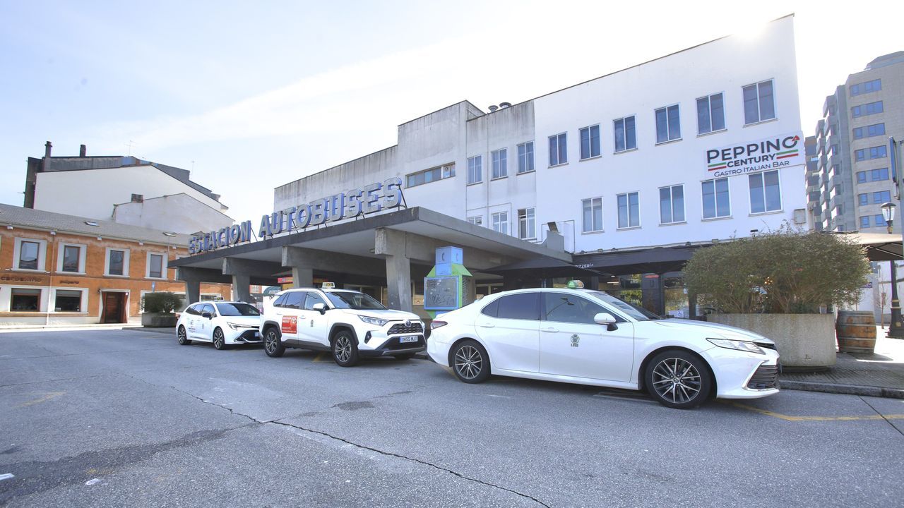 Taxis lucenses parados en la plaza de la Constituci�n, delante de la estaci�n de buses