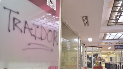 Un local de Prez Jcome, alcalde de Ourense, ha sufrido daos y en el poda leerse la palabra traidor