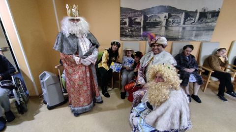 Los Reyes Magos visitaron la Residencia Nosa Seora dos Milagres, de Barbads