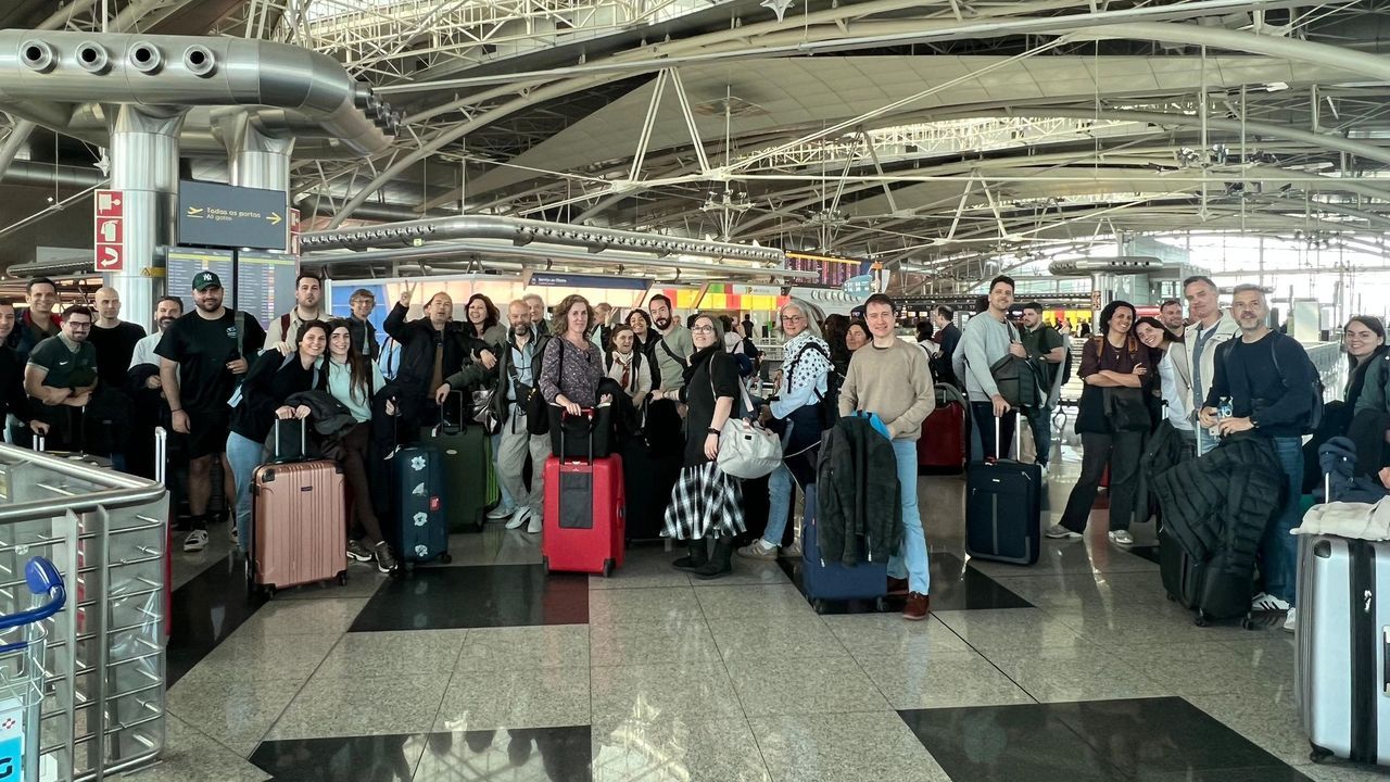 Entrevista a Mar�a Quiroga.Los miembros de la Orquesta Sinf�nica de Galicia, en el aeropuerto de Oporto, rumbo a Londres