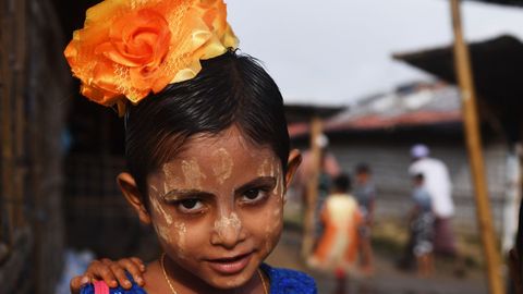 Una joven refugiada rohingya posa con sus nuevas ropas y la cara pintada en Bangladesh