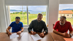 Imagen de la firma del acuerdo para construir en parque eum&eacute;s.