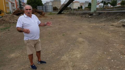 Edelmiro Rodríguez en la parcela que quedó despejada tras los desbroces realizados sin autorización.