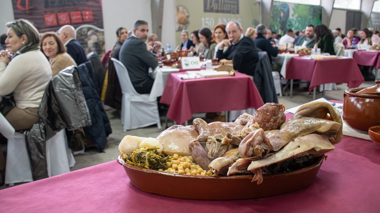 El cocido de porco celta triunfa en Sarria.�ngela Rinc�n est� satisfecha de su experiencia