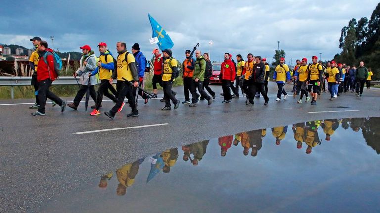 Decenas de trabajadores de Alcoa Avilés y subcontratas participan en la marcha entre Avilés y Oviedo, vestidos con camisetas amarillas