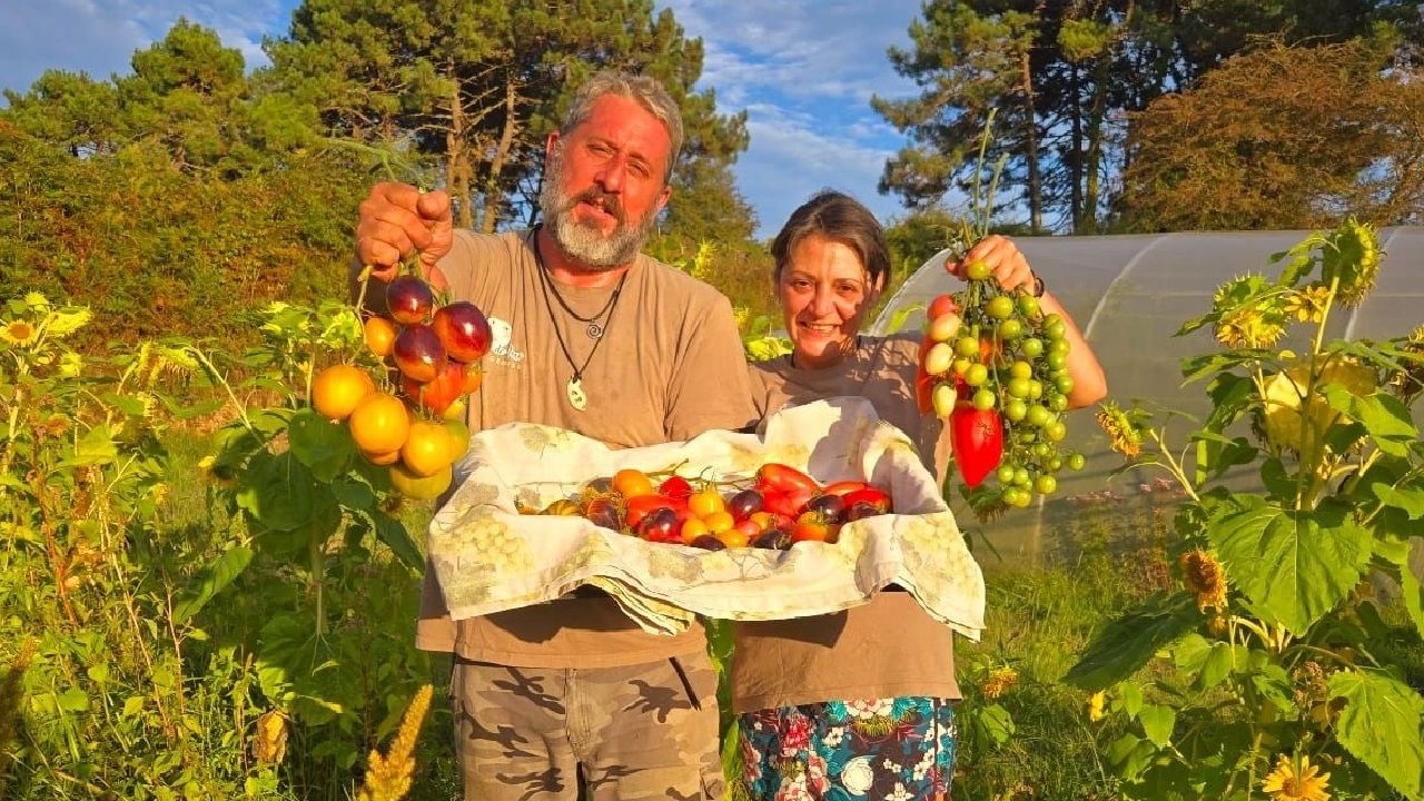 Francisco Gil junto a Sonia Rodrguez, responsables de los invernaderos La de Dexo, en Oleiros.