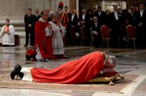 Otro de los gestos impactantes de Francisco: tenderse en el suelo para orar.