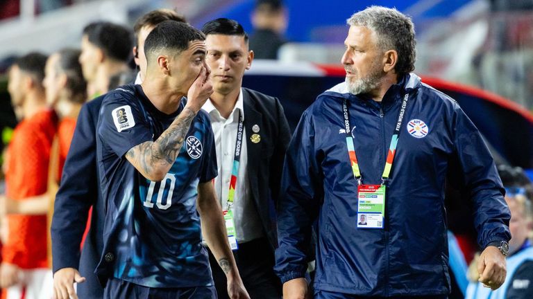 La UEFA no impondrá tarjetas rojas a los jugadores que se tapen la boca en un enfrentamiento