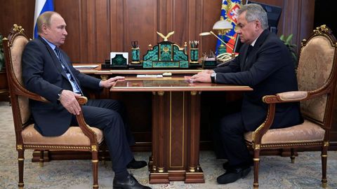 El presidente ruso, Vladimir Putin, y su ministro de Defensa, Serguéi Shoigú, durante una reunión el pasado enero
