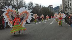 Multitudinario desfile de carnaval en el centro de Oviedo