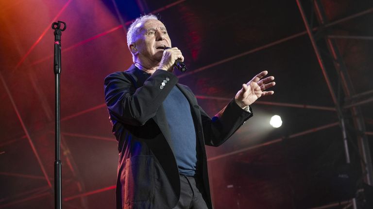 Víctor Manuel, cantante: «En mis conciertos nueve de cada diez temas que canto son clásicos»