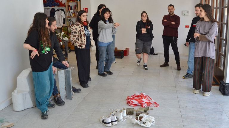 Taller impartido por la asociación Kentada, que impulsa la exposición «Las hierbas que él arrojó», con obras hechas con materiales recogidos de la calle