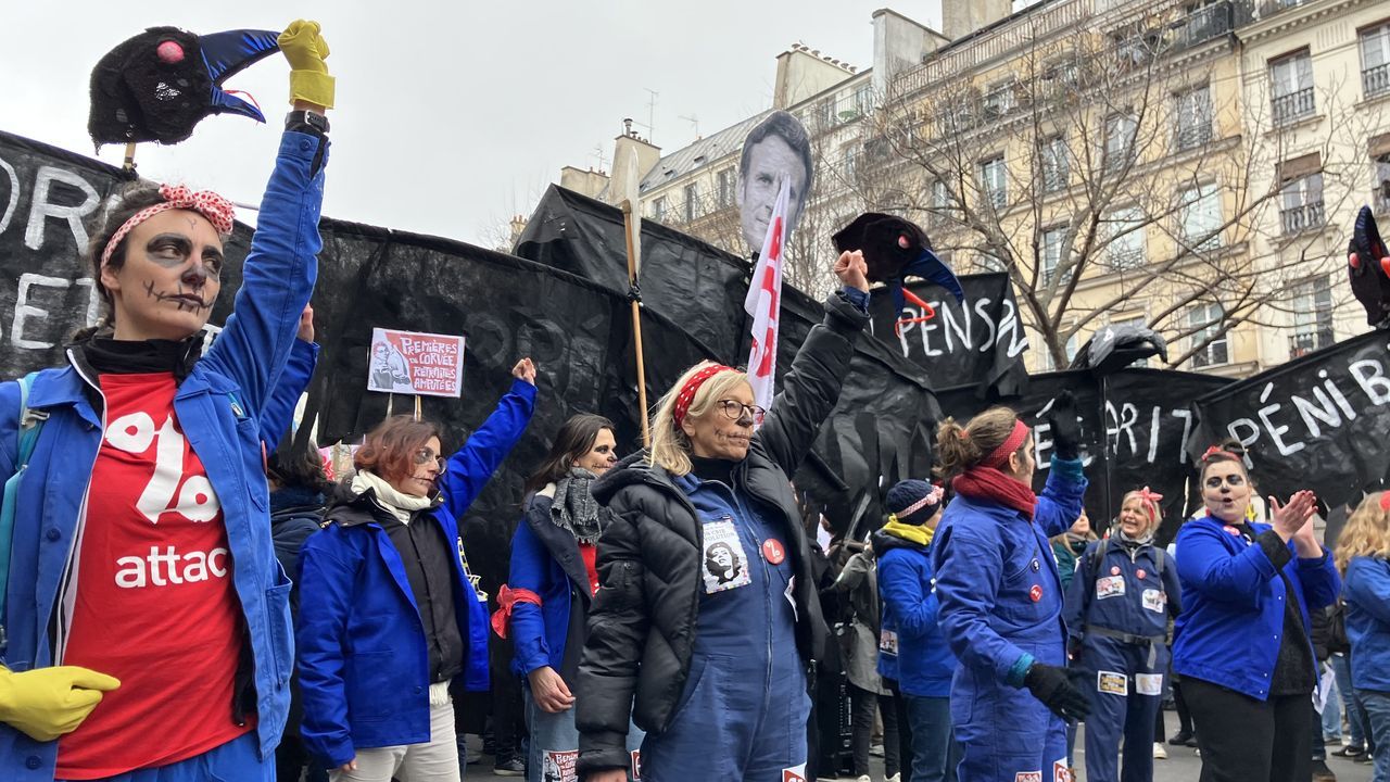 Un grupo de sindicalistas protestan en las calles de París contra la reforma de las pensiones presentada por el Gobierno de Borne
