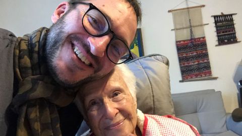 Jos Miguel coa sa avoa Celia, de 96 anos, viva de Florencio Delgado