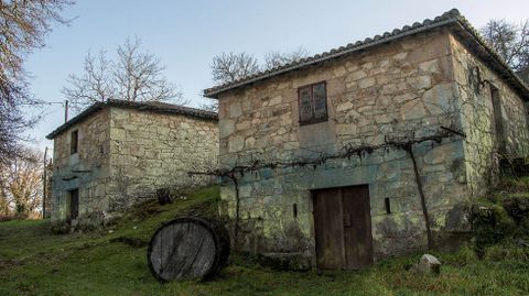 En A Vila do Mato se conservan los edificios de piedra de unas antiguas bodegas 