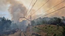 Fuego junto a las vas y cerca de unas viviendas prximas a la lnea ferroviaria