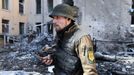 Un soldado del batallón Azov, que ha denunciado el uso de armas químicas por parte de Rusia, en medio de la destrozada ciudad de Mariúpol.  
