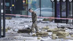Un soldado ruso, entre los cascotes cados de uno de los edificios afectados por el ataque