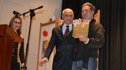 Jos Fernndez, presidente de Vagalume, con el premio Manuel Campazas en la mano