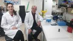 La investigadora Sandra Raposo y el catedrtico Luis Botana, en uno de los laboratorios de la Facultade de Veterinaria donde se trabaja en este proyecto.