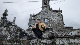 El santiagu�s en el atrio de la iglesia parroquial de Santo Ourente de Ent�ns, en Outes.