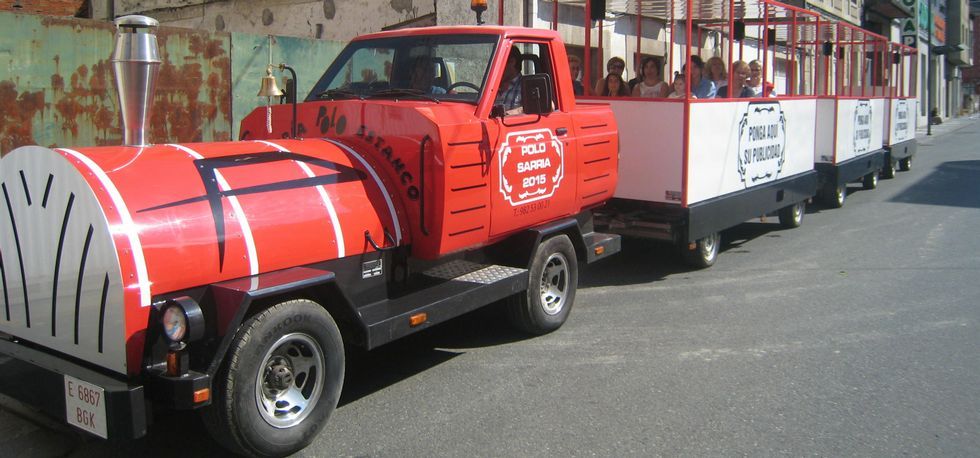 El tren tur�stico est� compuesto por una locomotora y tres vagones con capacidad para medio centenar de pasajeros. 