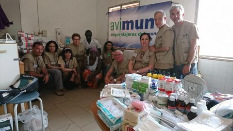 Varios miembros de Avimun, con la entrega de varios medicamentos