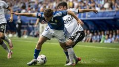 Samu Rodr�guez disputa un bal�n durante el Real Oviedo-Burgos