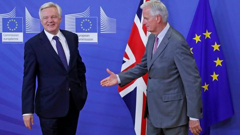 Barnier tiende la mano a su interlocutor britnico, David Davis