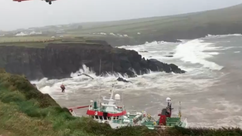 As� fue el rescate de los 14 marineros de un pesquero�de capital coru��s que embarranc� en Irlanda