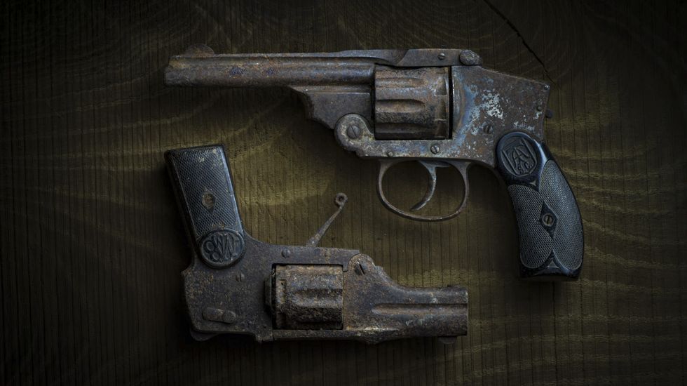 Las pistolas halladas por el matrimonio americano en su casa de Cerdedo, en una imagen tomada por el propio Jones, que es fot&oacute;grafo.