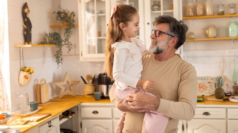 Los expertos analizan la paternidad tardía: «Un padre primerizo a los 50 puede que tenga más tiempo para su hijo»