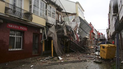 Desplome de un edificio y un árbol en Ferrol por el temporal
