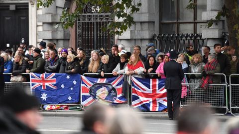 Calles abarrotadas a primera hora de la mañana en Londres a la espera del paso de la comitiva fúnebre