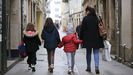 Una familia paseando por el centro de Lugo