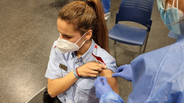Una agente de los Mossos d'Esquadra recibe la vacuna contra el coronavirus en la primera jornada de vacunación a cuerpos de emergencias