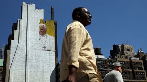 Un mural parcialmente terminado del papa Francisco, en el lateral de un edificio en el centro de Manhattan.
