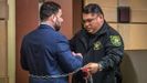 Un agente retira las cadenas y esposas a Pablo Ibar durante su cuarto juicio