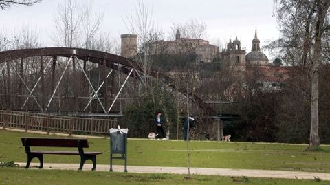 Parque del paseo fluvial situado en las proximidades del barrio de Cobas